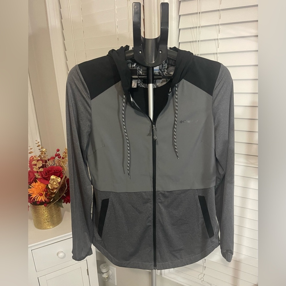 Columbia Women's Two-Tone Gray and Black Ski Jacket